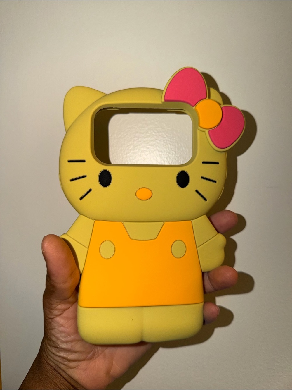 iPhone 17 pro max yellow kitty 3d case